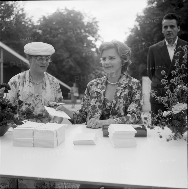 Actress Annemarie Duringer at the SAFFA fair 1958.