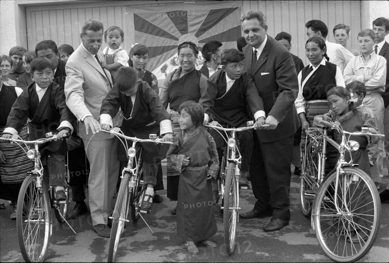 Ferdy Kubler presenting 4 bicycles to Tibetan pupils, Oetwil 1965.