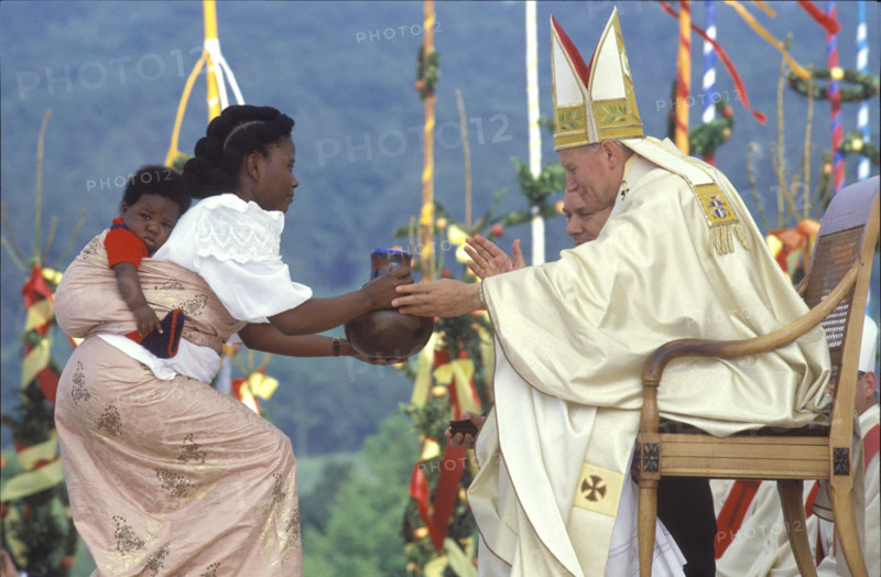 Pope visits Switzerland 1984, Lucerne: African mother hands over a gift.