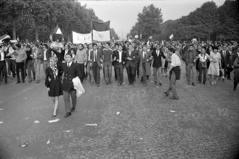 Supporters of President de Gaulle; slogan Paix en France Peace in France.