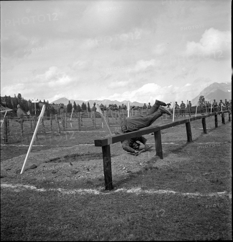 National holiday; soldiers demonstrating their fitness; 1940.