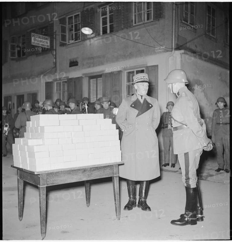 General Henri Guisan, visiting soldiers at Christmas; 1943.