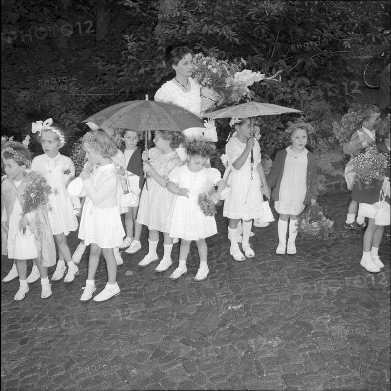 Maienzug Aarau 1953; Girls with umbrella.