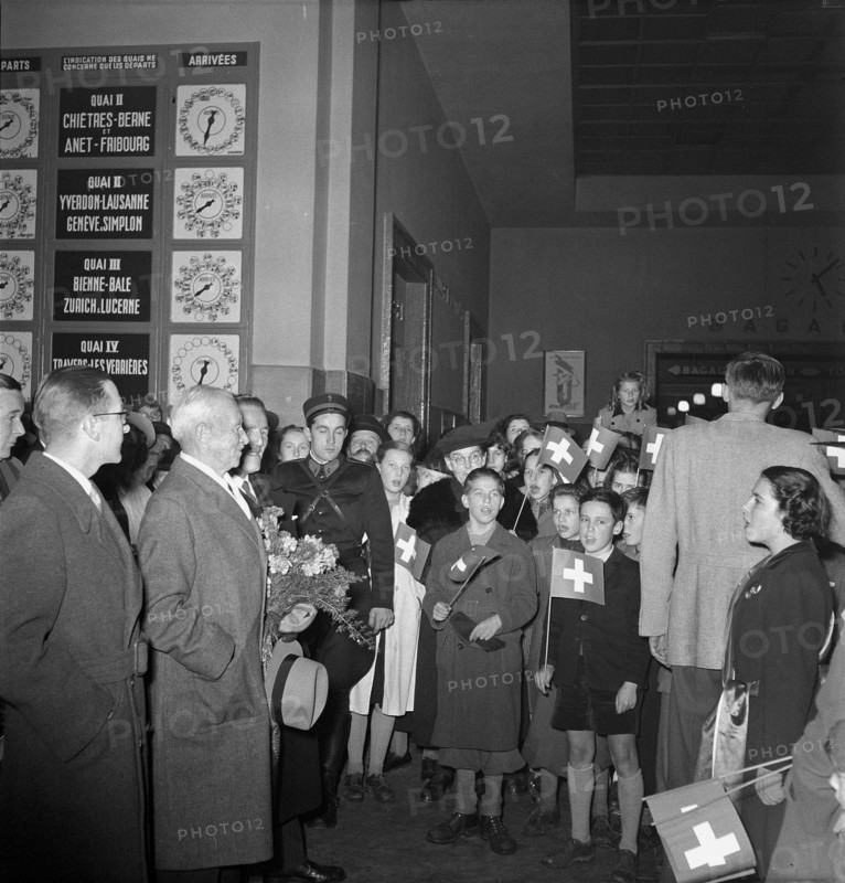 Children of Neuchatel receiving Henri Guisan at train station 1949.