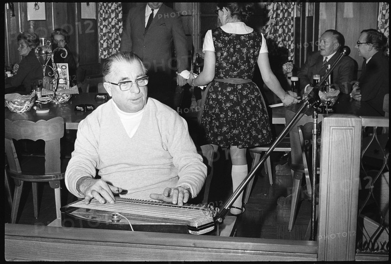 Opening day of a Wienerwald restaurant in Lucerne; zither player 1969.