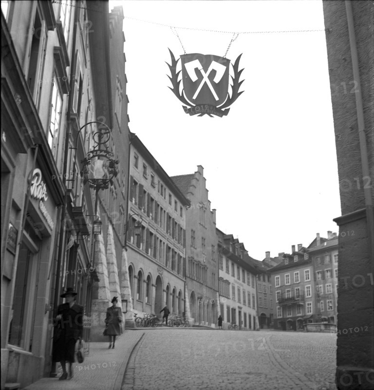 Bienne, place de Bourg and city hall, city arms; 1946.