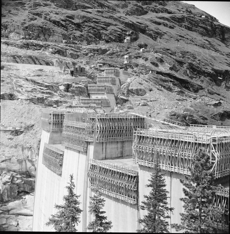 Zervreila dam: building site 1956.