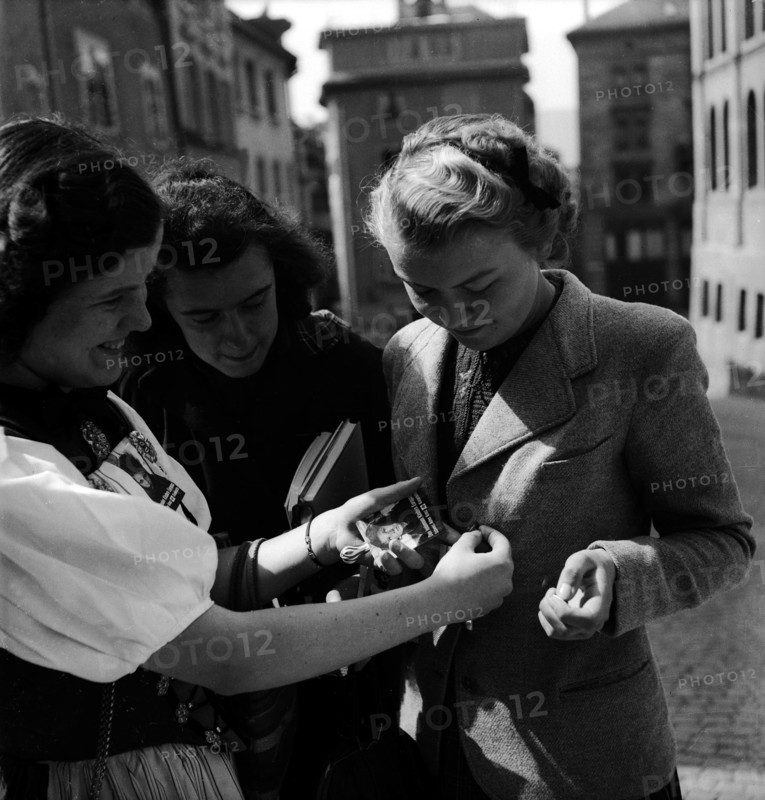 Collection of donations for the Red Cross, 1942.