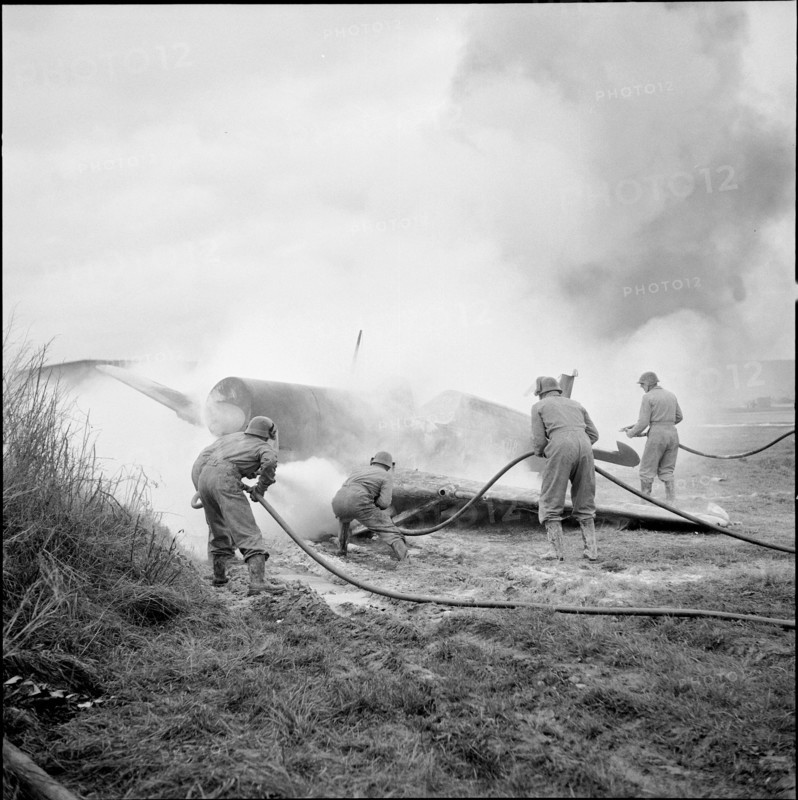 Airport fire-brigade: exercise with dry powder, Kloten 1956.