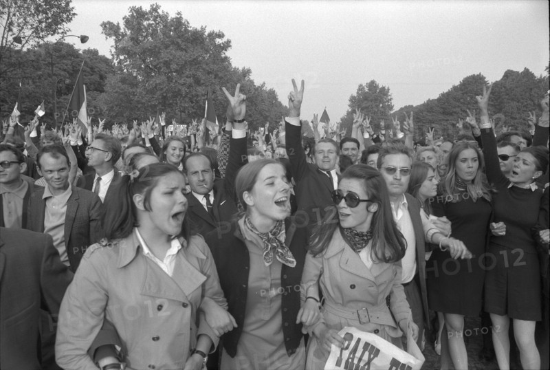 Supporters of President de Gaulle; slogan Paix en France Peace in France.