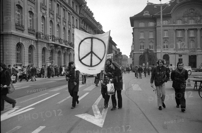 Demonstration within the demonstration: three pacifists call to end the dispute between pro and anti separatists.