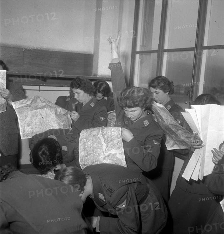Women soldiers training map reading, Lucerne 1950.