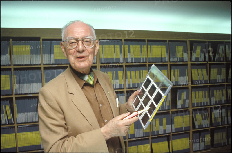 Count Bernadotte takes a look at slides.