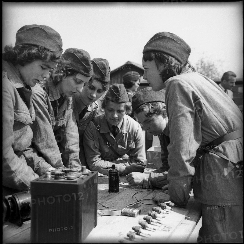 Women soldiers studying ignition of internal-combustion engine, Bülach 1960