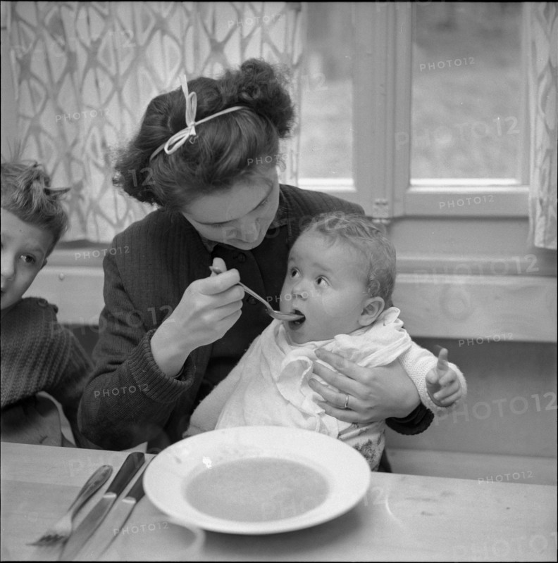 Hungarian motwoman feeding baby, Hasenberg 1956