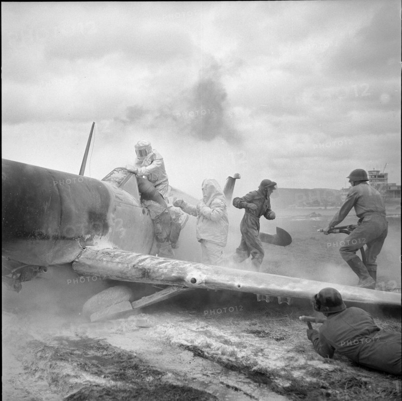 Airport fire brigade: exercise with dry powder, Kloten 1956