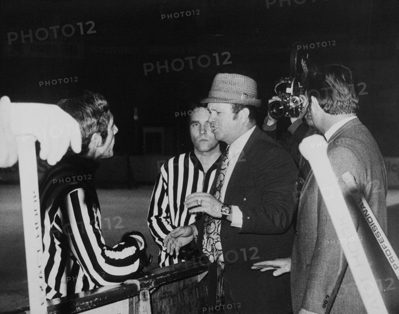 Cup game 1972: ZSC - SC Bern, coach Stu Robertson talking with referees