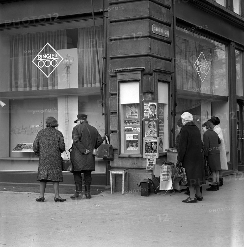 Shop window Ringier publisher: Ringier magazines, NZZ vendor, 1965