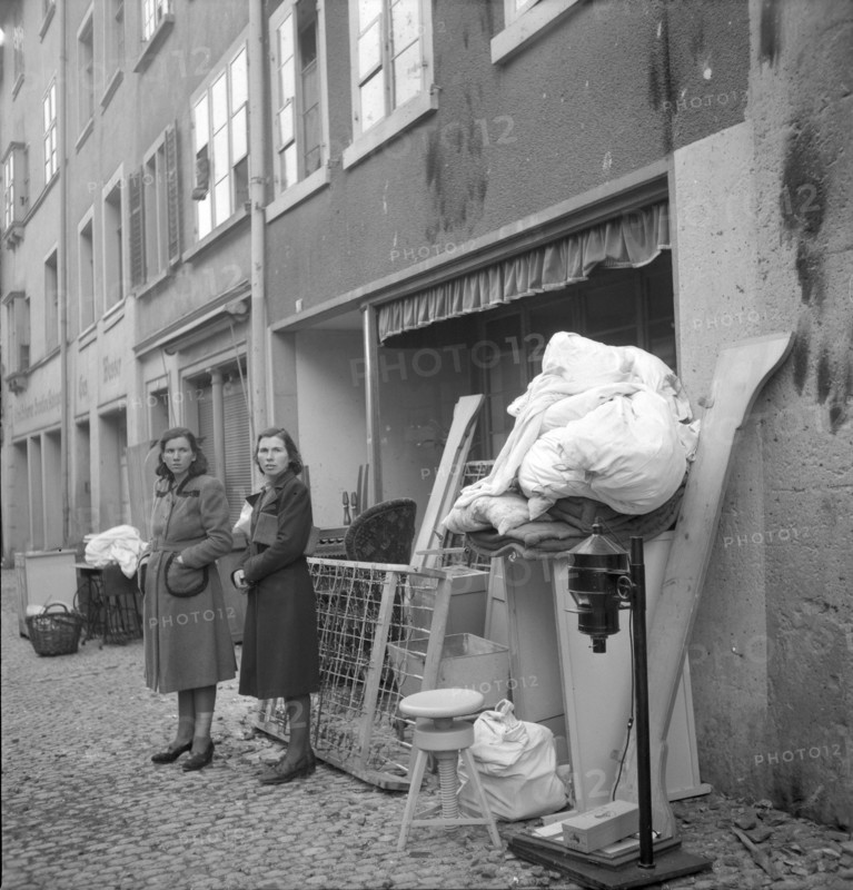 WW 2: bomb airdrop, dropping; women, furnishings, Schaffhausen 1944