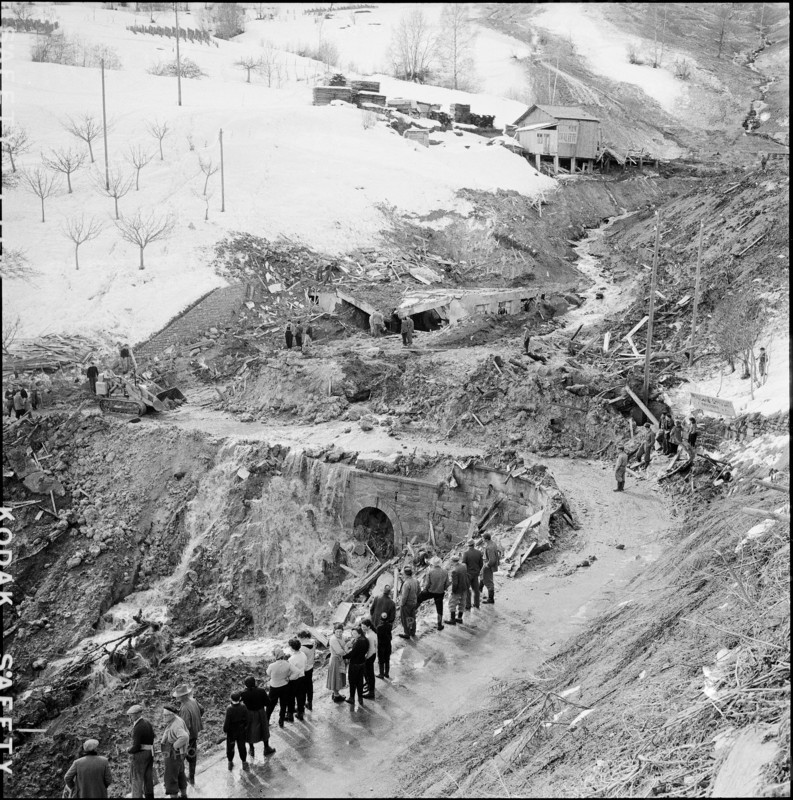 Avalanche in Nendaz, people looking at the devastation; 1957