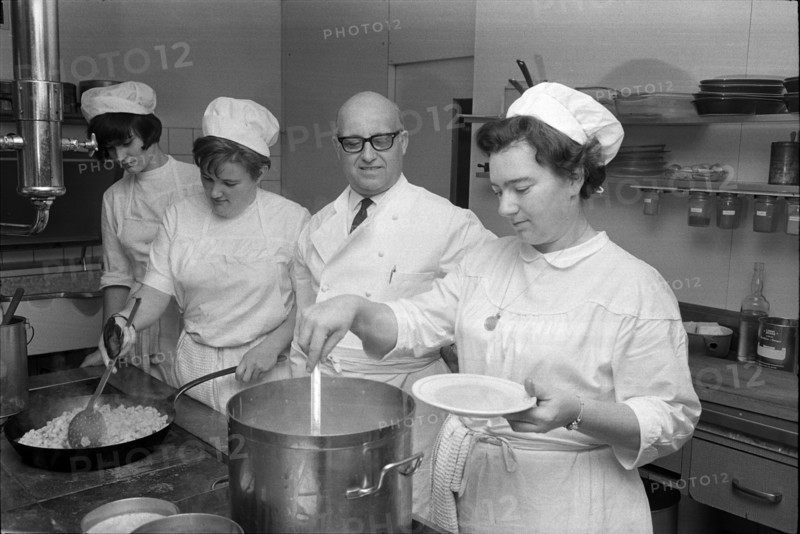 Bätterkinden, chef Max Hubler and cooks in the Restaurant Krone; 1967