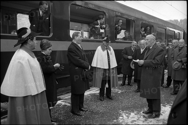 Ludwig von Moos, newly elected federal president arriving in Escholzmatt; 1963
