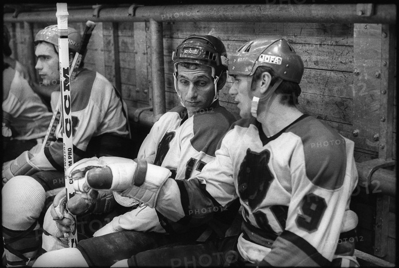 NLA 1974/75: SC Berne celebrating championship; Cadieux and Krupicka