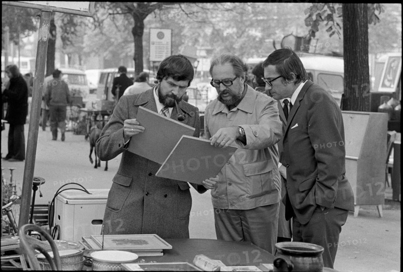 Shop talk at flea market in Zurich 1971