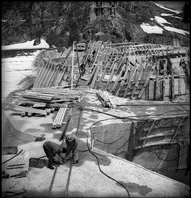 Building site Lucendro dam, formwork 1946
