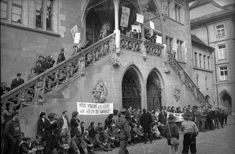 Silent march: protest action against the arrest of four of their members - mainly for Mrs. Tendon; in front of the city hall