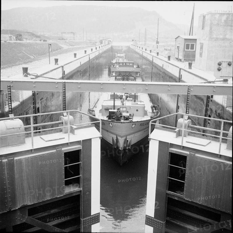 Sluice door at Birsfelden power station 1955