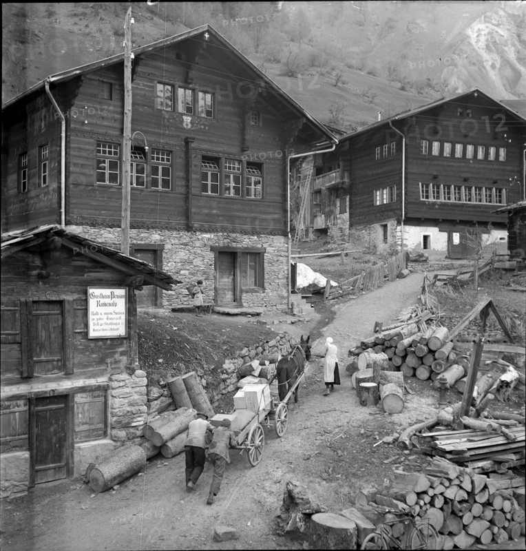 Lötschental, goods transport with a horse-drawn carriage; 1941