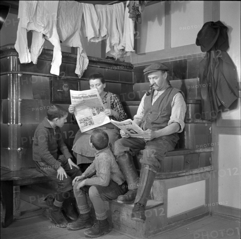 Family reading newspaper: Schweizerische Allgemeine Volks-Zeitung (SAVZ), 1939