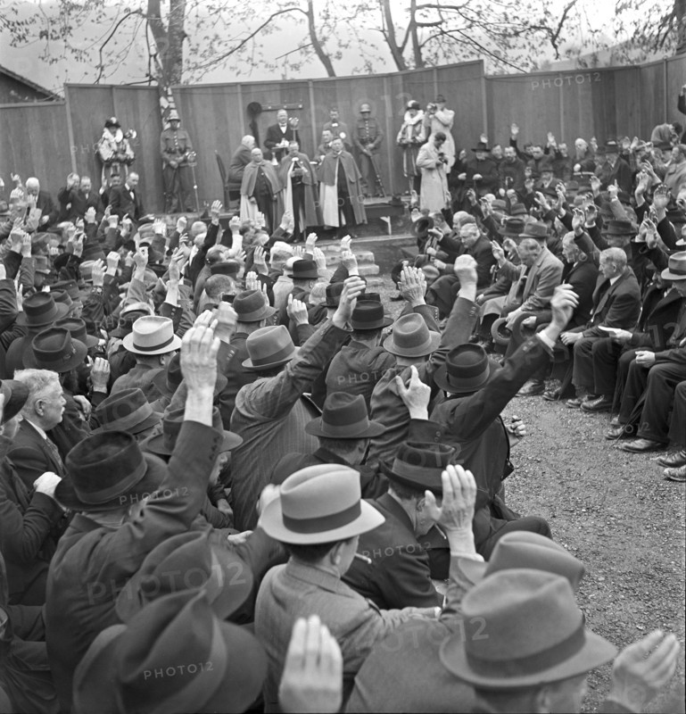Voting at Nidwalden voter's meeting 1941