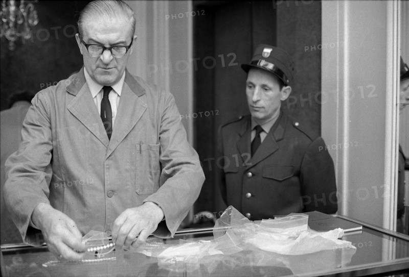 Geneva, Christie's sells Nina Dyer's jewelry at auction; 1969