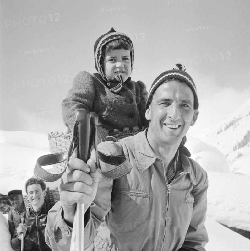 Bedretto valley, evacuation because of danger of avalanches 1951: Men leaving village, walking on skis