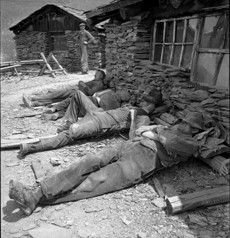 Termen, Slate mine in the Valais, miners having a break; 1946