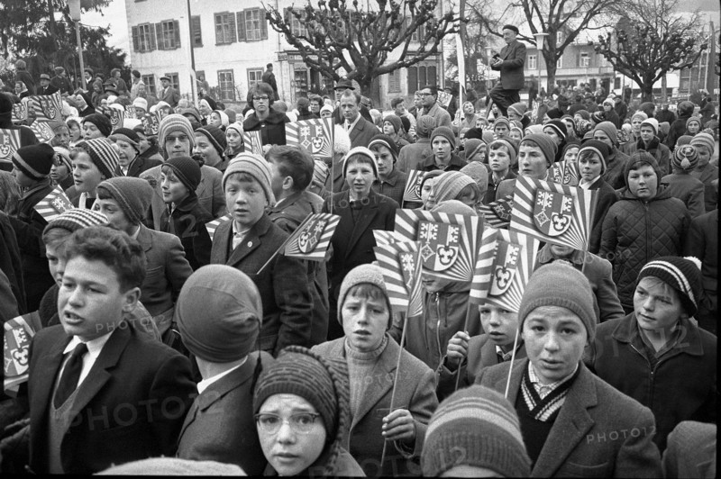 Sachseln, children waiting for Ludwig von Moos, newly elected federal president; 1963
