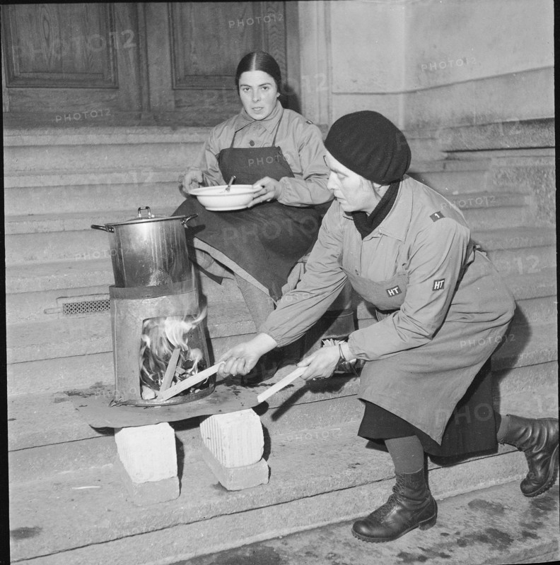 Power failure, temporary cooking; 1943