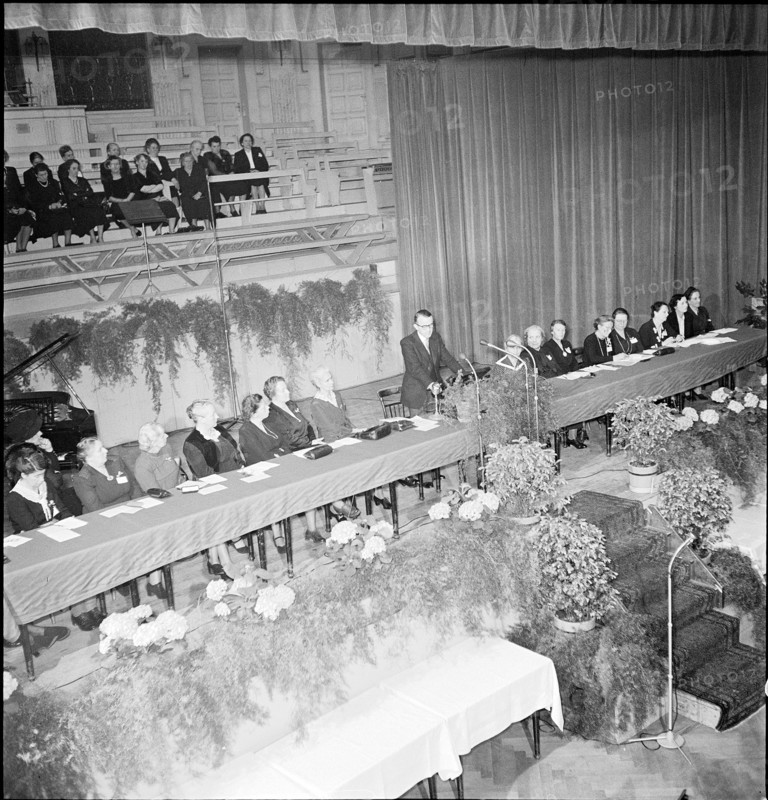 Max Petitpierre having a speech, 1950