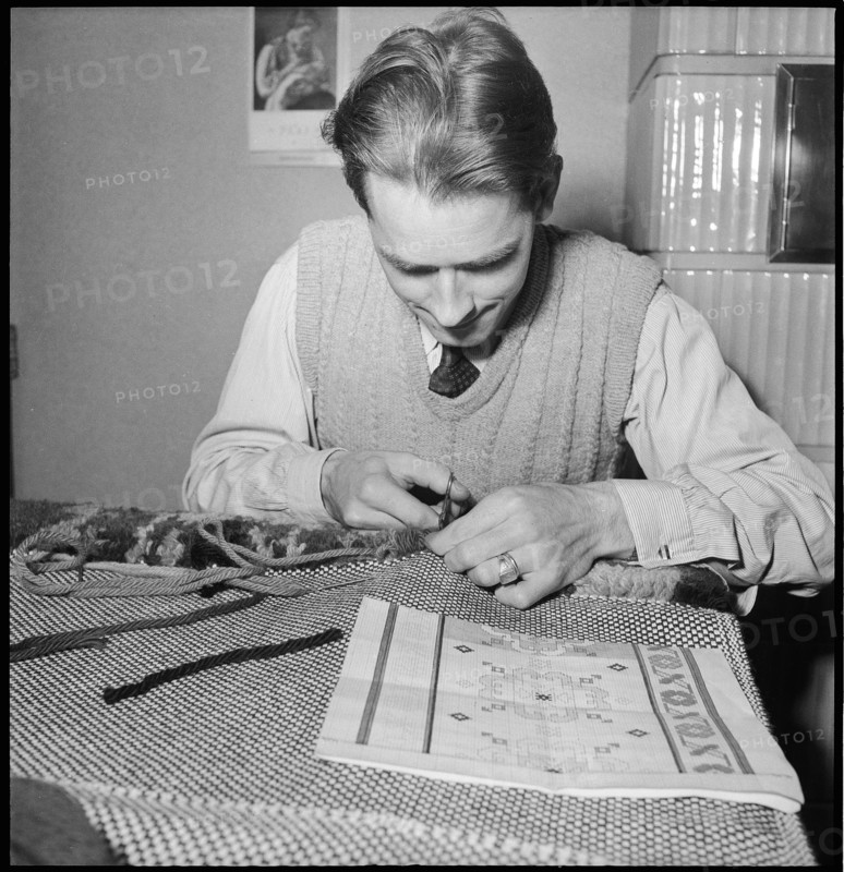 Producing a Smyrna carpet, 1951