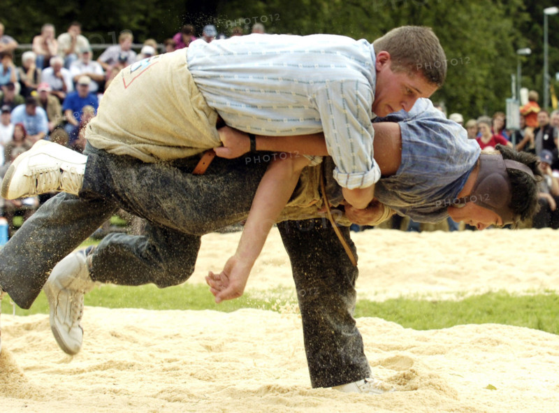 Photo: walter l. keller, 2.9.2006, interlaken: unspunnenfest 2006. 1. federal youth swinging day unspunnen 2006. festival winner marcel mathis (l) faced thomas hurschler (r) in the final bound.