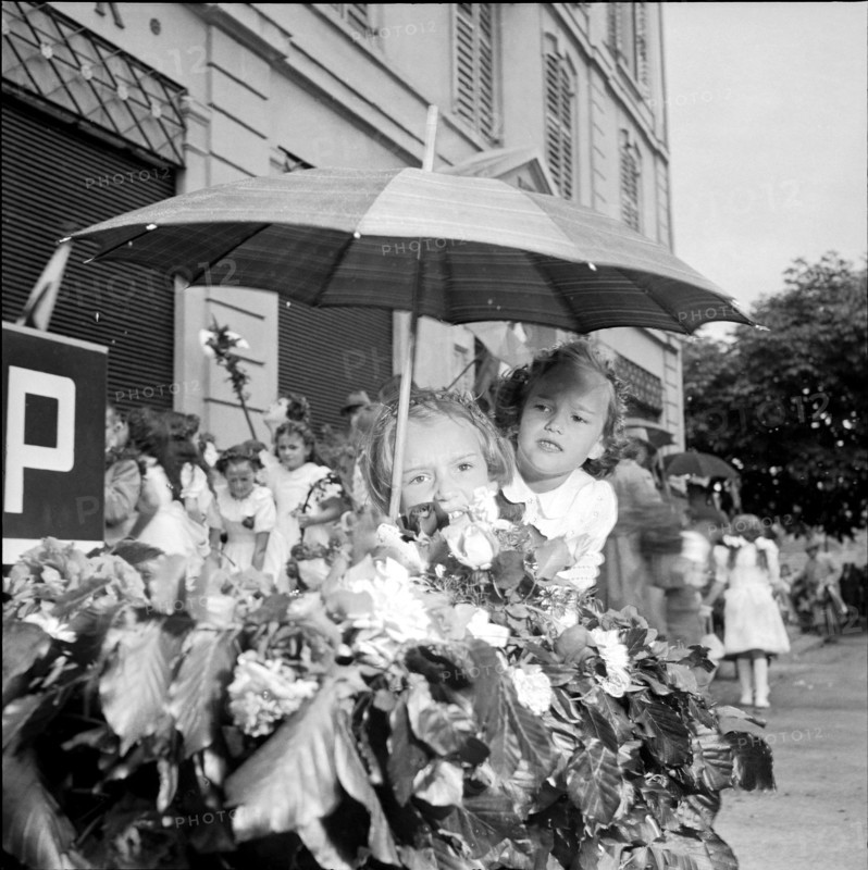 Solemnity in Burgdorf 1951; Girls behind flowers