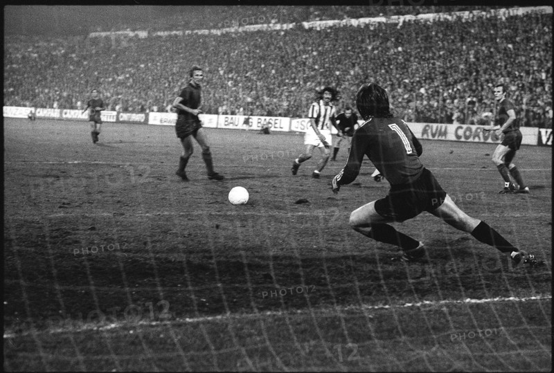 Cup winners cup 1975/76: FC Basel - Athletico Madrid; Keeper Reina