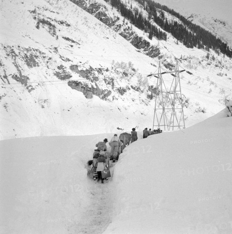 Bedretto valley, evacuation because of danger of avalanches 1951: people leave the village walking