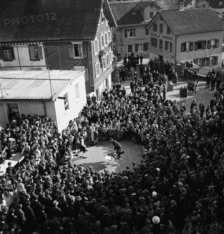 Flag throwing at public festival in Bürglen, canton of Uri, 1940
