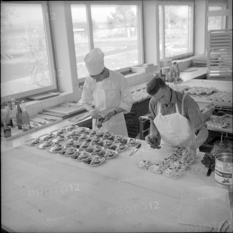 Production of meals, catering at Zurich-Kloten airport 1961