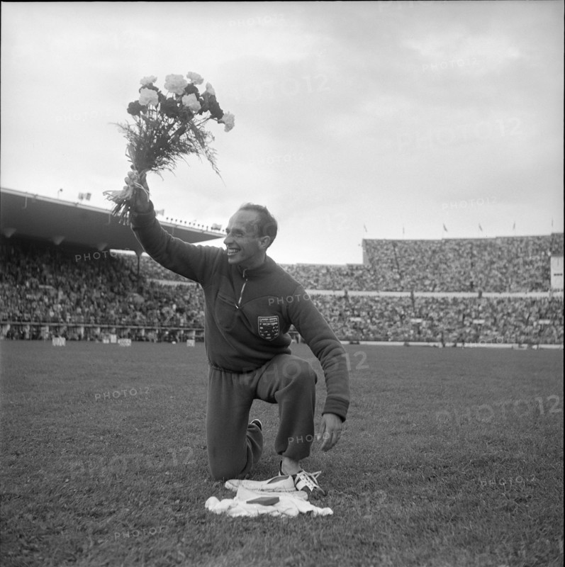 Olympic Games Helsinki 1952: Barthel, champion 1500m, flowers