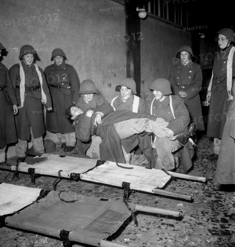 Women soldiers transporting Malingerer, Lucerne 1950