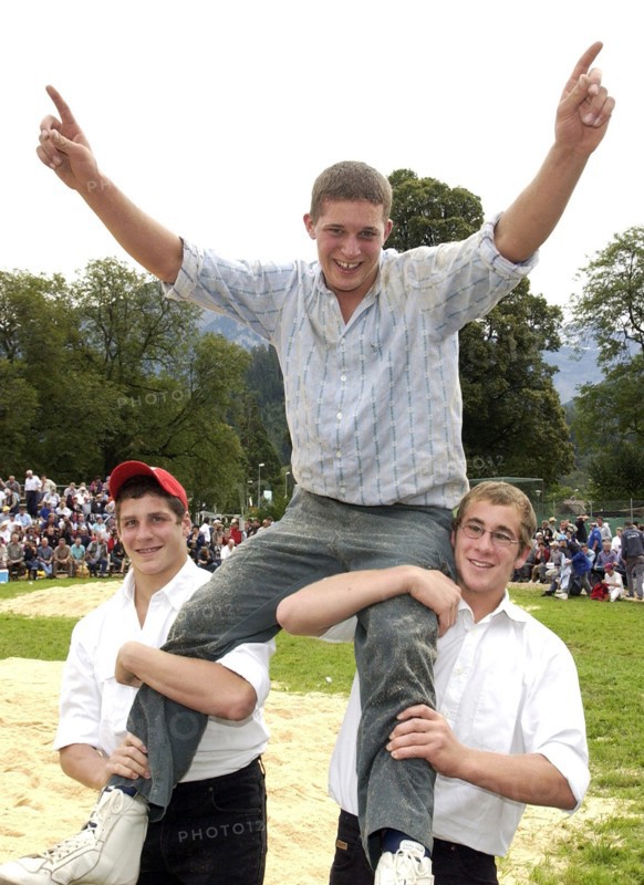 Photo: walter l. keller, 2.9.2006, interlaken: unspunnenfest 2006. 1. federal young swingers' day unspunnen 2006. festival winner marcel mathis (m, born 1988) cheers on the shoulders of his swinging colleagues